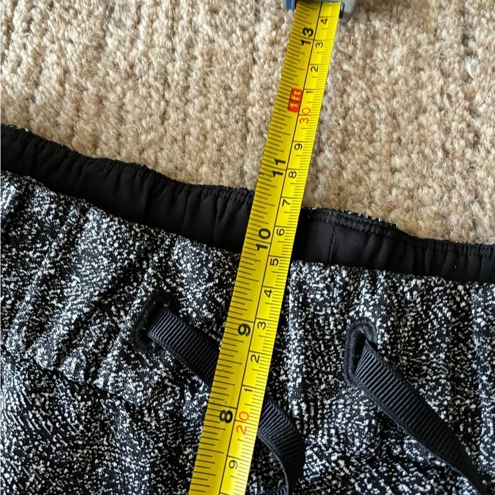 Lululemon Women’s On The Fly joggers black and white feathered jacquard Size 2
